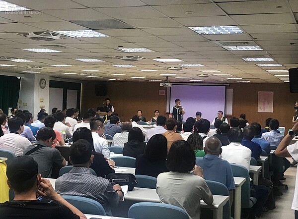 台南市地政局26日公開標售開發區土地,吸引不少建商競標。照片台南市地政局提供