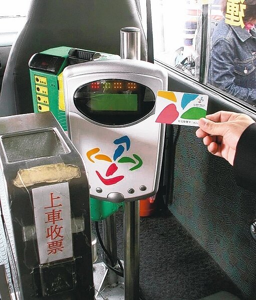 雙北公車7月起將實施「上、下車皆刷卡」。 圖/聯合報系資料照片