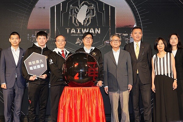 「六都電競爭霸戰」啟動記者會於25日盛大舉辦,行政院副院長陳其邁(圖中)、上報社長胡鴻仁(圖右四)、與主要贊助商永慶房屋業管部協理陳賜傑(圖右三)一同出席共襄盛舉。(圖/永慶房屋提供))