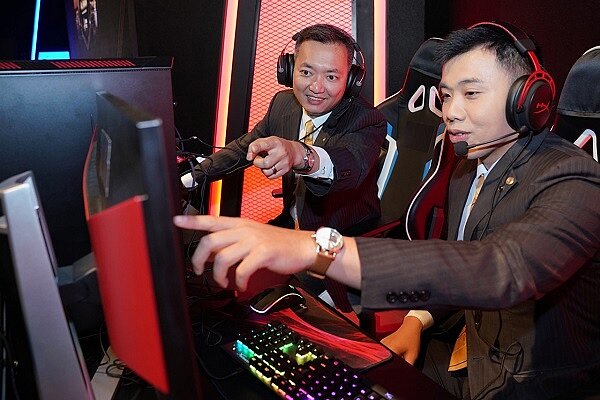 永慶房屋百萬經紀人陳競皓(圖右),曾獲得電競業餘賽冠軍,工作之餘,還能延續對電競的興趣,組隊線上拚電競,換他指導主管如何線上拚戰。(圖/永慶房屋提供))