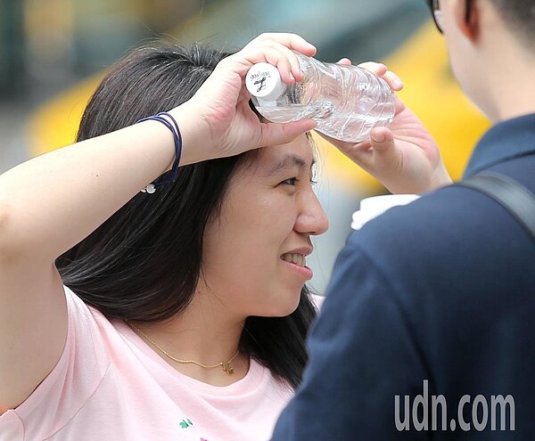 今天西半部及東北部高溫約33、34度,東部及東南部約31度左右,沒下雨時感受較為悶熱,請注意防曬並多補充水份。本報資料照片