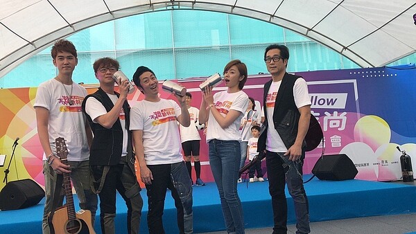 環保署昨辦記者會,邀提早實施禁塑膠吸管的業者、學校等呈現不塑消費、不塑飲食等活動推動成果。記者何定照/攝影