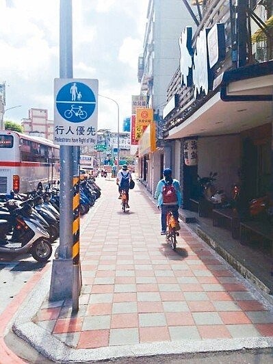 新北市將試辦通勤綠廊，新店從河濱自行車道將連接到民權路的人車共道。 圖／新北市交通局提供