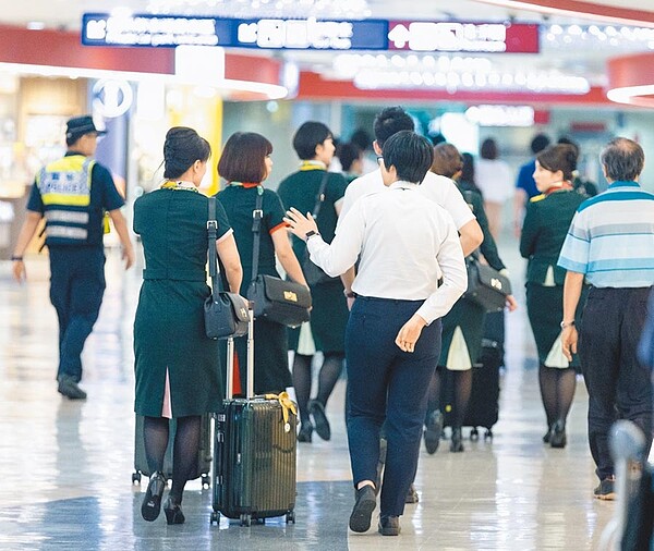 因罷工初期有工會人員到高雄小港機場「勸說」執勤結束空服員繳交三寶,造成未參與罷工空服員恐懼,長榮航空增派地勤或保全人員陪同,以免受到不必要的騷擾。(陳麒全攝)