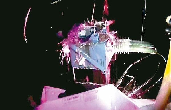 基隆市暖暖區暖碇路、源遠路一帶,前晚2583戶停電,台電調查禍首是鳥巢。 記者游明煌/翻攝