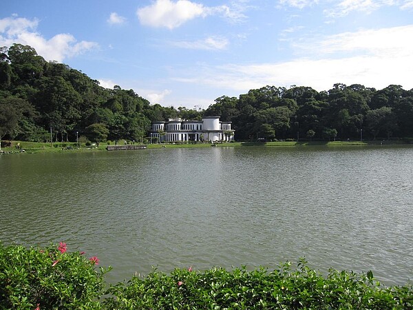 台北市碧湖公園屢遭反映湖水優養化嚴重，北市府評估釣客撒餌為主因，擬限縮垂釣範圍。圖／台北市公園處提供