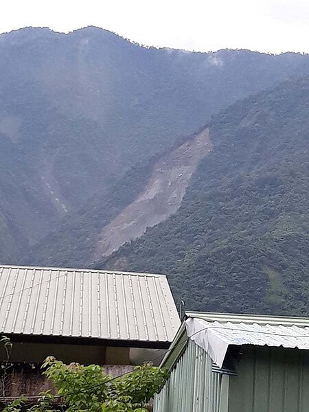 高雄茂林山谷出現大面積土石滑落,初判是林班地崩塌。聯合報記者徐白櫻/翻攝