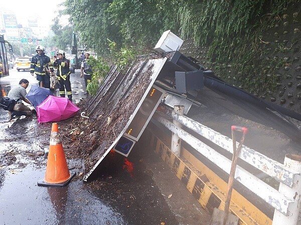 台北市內湖區星雲街、成功路口的公車候車亭，忽然倒塌壓傷人，消防隊趕到將兩名傷者送醫。記者李奕昕／翻攝