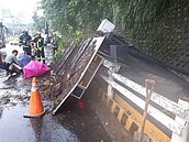 恐怖！北市內湖公車候車亭倒塌　兩婦遭壓傷送醫　