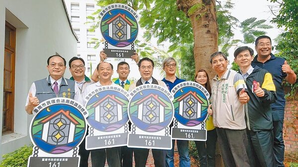 台南市觀旅局推「台南市民宿合法房間標章」。（程炳璋攝）