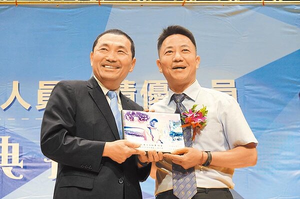 曾明華(右)因推動翻轉三重29街等業務,獲選新北模範公務人員。(葉德正翻攝)