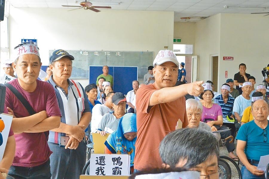 大湖鄉親不滿民宅、民地被畫入河川治理線,怒批經濟部水利署強占民地。(巫靜婷攝)