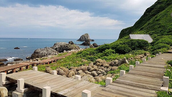 基隆嶼重新開放後,碧砂漁港部分的船家收費不一,市府今天召集業者協調,將統一價格,除非有加值行程才能加價,否則將取取登島資格,周末並將設置單一窗口供臨櫃散客購買行程。圖/基隆市政府提供