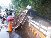 北市內湖候車亭倒塌2傷例　疑「基礎深度不足」惹禍