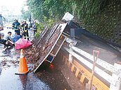 北市內湖候車亭倒塌2傷例　疑「基礎深度不足」惹禍