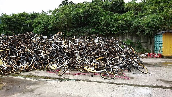 南港的山豬窟廢棄物處理場暫放大批oBike。圖/議員潘懷宗提供