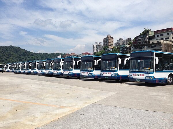 北市自2008年起推動低地板公車,迄今全市低地板公車數已突破3,000輛,占總公車數比例達86%,為全國之最。預計於2021年將可汰換為低地板公車之路線全數汰換完畢。圖/台北市公共運輸處提供