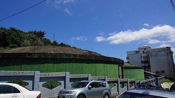 基隆市正榮街57號旁有兩座自來水公司大水塔，蓋好40年不使用，地方抱怨雜草叢生。圖／蔡適應服務處提供