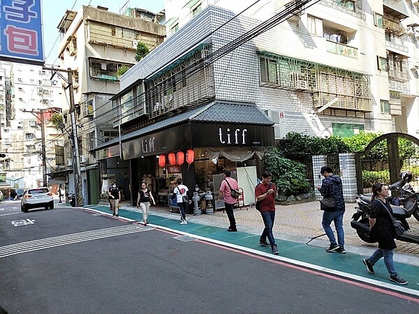 工務局與交通局、養工處及區公所與當地民代單位協調，由養工處負責將道路周邊占用物及路障排除，並由區公所則進行公共設施改善，再請交通局繪設標線型人行道，騰出空間方便市民安全行走。圖／新北市工務局提供