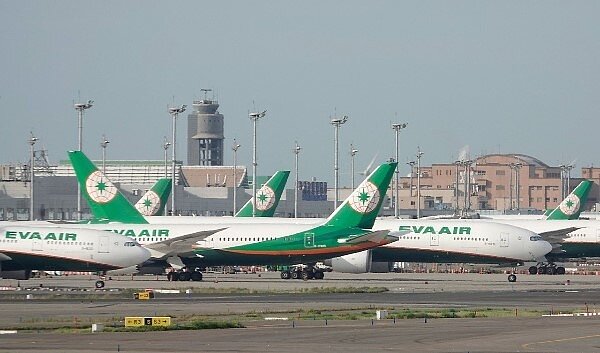 長榮航空表示,因為人力盤點、班機調度,以及空服員取回三寶的時間,希望在七月底之前航班能夠全數恢復正常。記者鄭超文/攝影