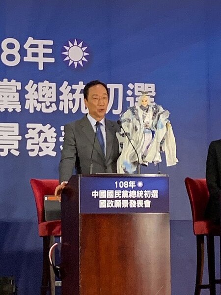 國民黨總統初選參選人郭台銘今政見發表,從舞台下請出布袋戲偶「素還真」。圖/讀者提供