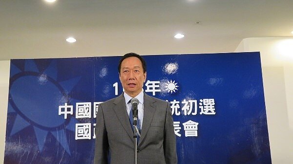 國民黨總統初選參選人郭台銘拋出「0-6歲小孩國家養」政策,他會後表示,該怎麼做?下回分解。記者洪敬浤/攝影