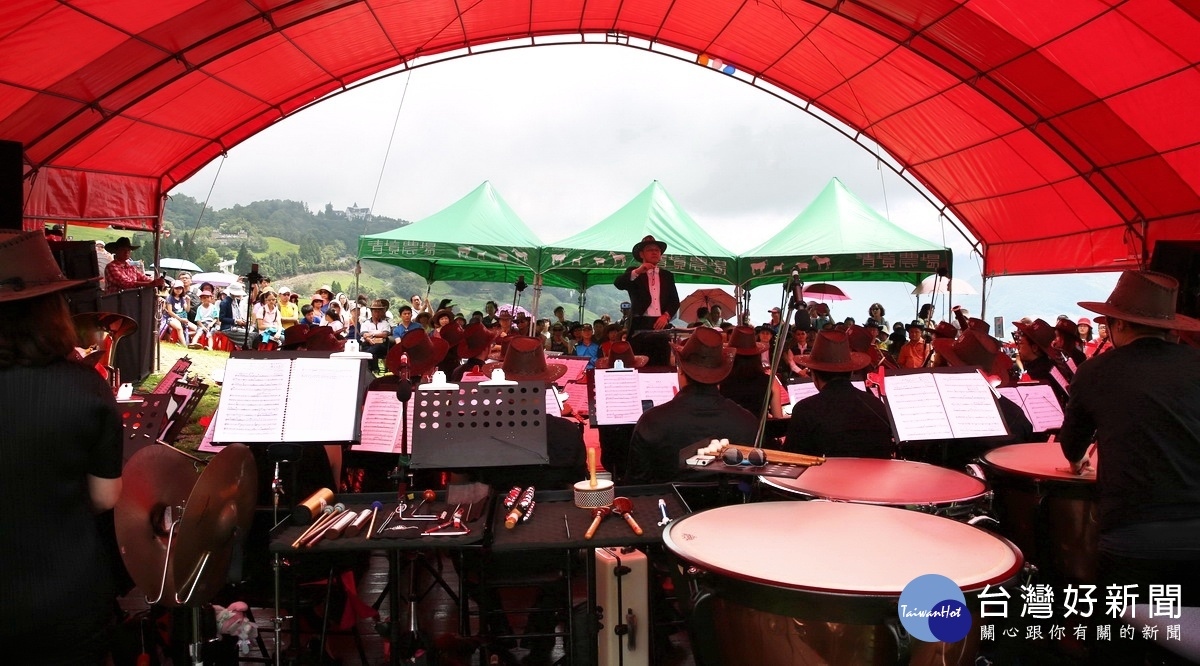 國立臺灣交響樂團管樂團演奏美妙動人的樂曲中帶領揭開序幕