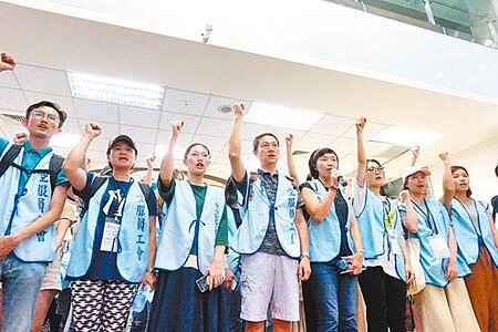 桃園市空服員職業工會於團體協約破局後,在市府一樓召開記者會,並要會員返回罷工現場,持續罷工。(甘嘉雯攝)