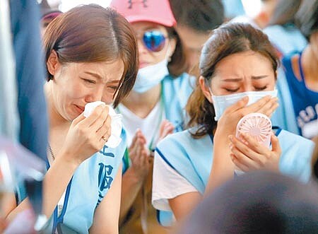 長榮空服員罷工投票結果29日出爐,開票結果為「同意方案」,意即空服員同意停止罷工,在南崁總部前靜坐的空服員獲知後,忍不住激動落淚。(范揚光攝)