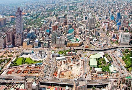 ←奢侈稅上路後,對於雙北市的衝擊較大,也改變原本房市重北輕南的風氣。圖為台北車站周圍鳥瞰圖。圖/本報資料照片