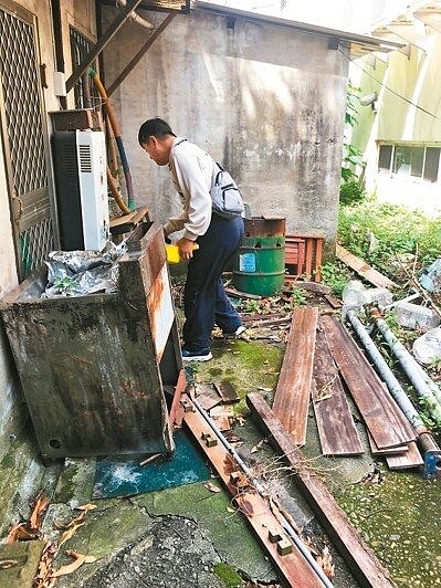 台南市永康區甲頂里出現今年首例本土登革熱病例，人員立即前往清除孳生源。 圖／台南市衛生局提供