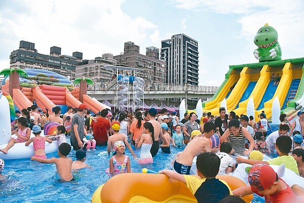 新月水上樂園昨天下午3點開放,立即湧入大量人潮玩水消暑。 記者江婉儀/攝影