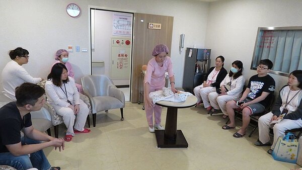 年輕人移居桃園,組家庭生兒育女呈正成長,居家托育媒合率偏低,不少新生兒父母,卻為找不到合適保母苦惱。圖為坐月子中心,父母積極參與育兒衛教情形。 圖/聯合報系資料照片