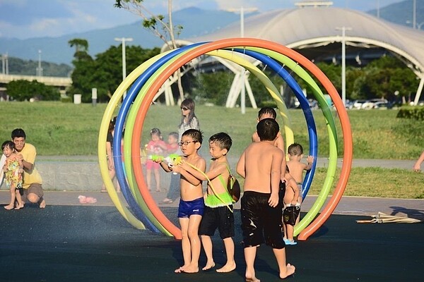 7月和8月期間,戲水區天天開放供孩童玩水。圖/取自臺北市政府工務局水利工程處官網