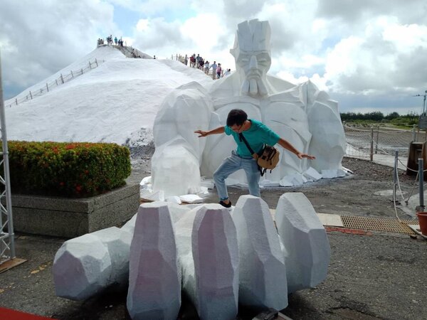 台南暑假盛事一見雙雕藝術季，今天在七股鹽山登場，主題作品是高5.5公尺的鹽巨人，最吸睛。圖／主辦單位提供