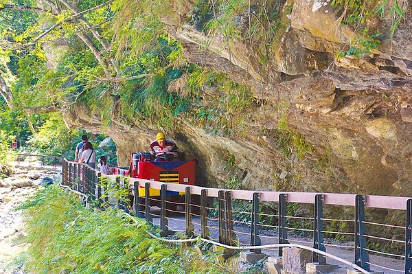 同禮部落居民使用農務車載運作物,與遊客共用砂卡礑步道。(張祈攝)