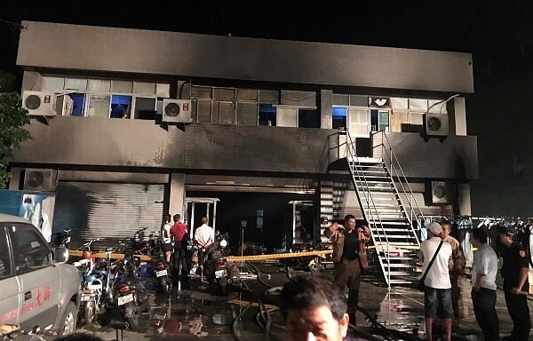 台南市官田區移工宿舍昨清晨發生火警,住在二樓的移工驚醒後,倉惶由後門樓梯疏散。記者吳淑玲/翻攝