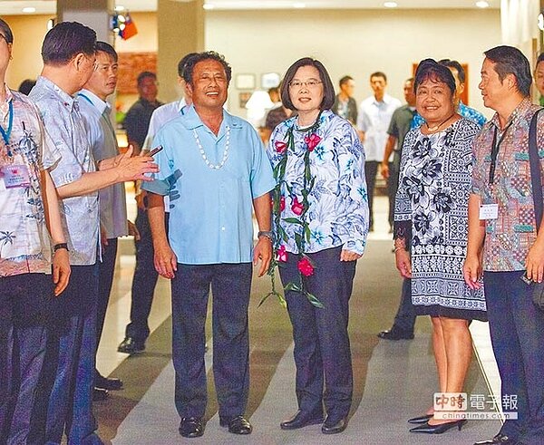 蔡英文總統21日展開「海洋民主之旅」,晚間抵達帛琉,在臉書PO文謝謝帛琉雷蒙傑索(Tommy E. Remengesau)總統伉儷的迎接。(摘自蔡英文臉書)