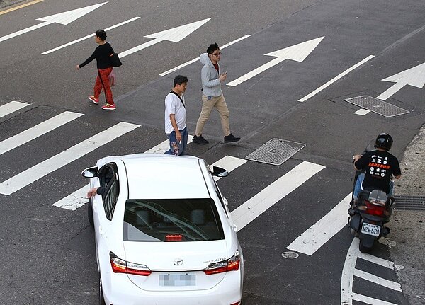 交通部今天上午邀集營建署及六都交通局,希望六都各提15處斑馬線退縮、5處庇護島檢討改善。本報資料照片