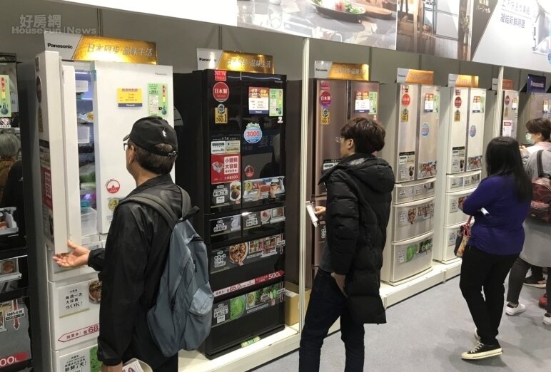 因應經濟部推出節能家電補助政策,台北電器空調展業者紛紛推出優惠方案。李彥穎攝