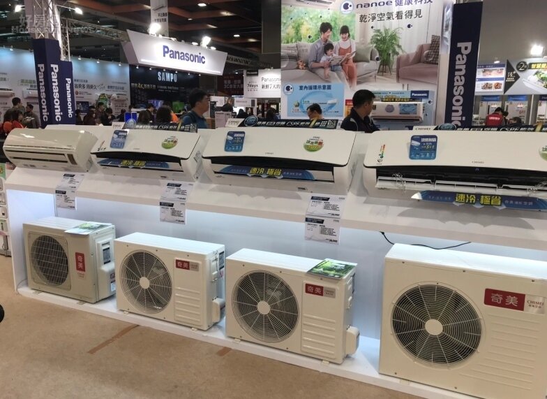 因應經濟部推出節能家電補助政策,台北電器空調展業者紛紛推出優惠方案。李彥穎攝