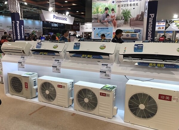 因應經濟部推出節能家電補助政策,台北電器空調展業者紛紛推出優惠方案。李彥穎攝