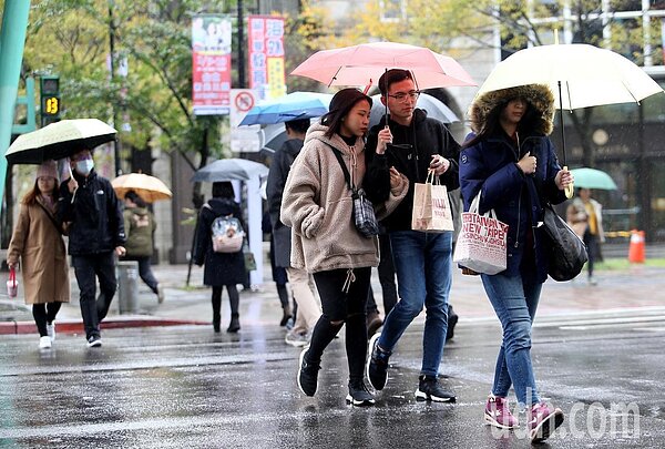 氣象局表示，今天入夜後水氣將明顯增多，各地轉為局部短暫陣雨，氣溫也會再下降。本報資料照片