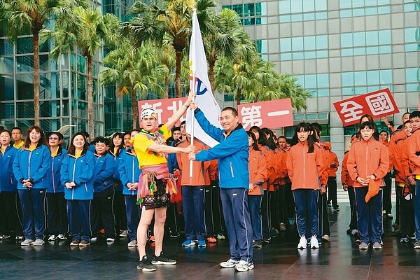 108年全國原住民族運動會今起至25日在台中舉行，新北市選手參加13項競賽種類，市長侯友宜昨授旗給參賽代表隊伍。 記者張曼蘋／攝影