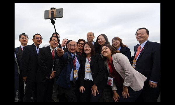 高雄市長韓國瑜一行在港珠澳大橋東人工島自拍。(香港中通社)