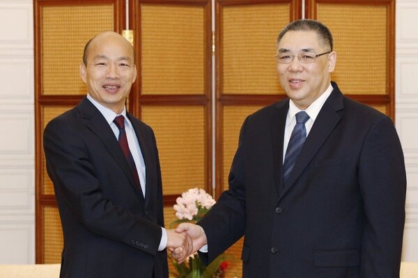 高雄市長韓國瑜(左)與澳門口首崔世安見面。圖/市府提供