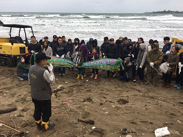 北海岸今天有七處沙灘舉辦聯合大淨灘，共有700多人參與，近日購置一組履帶式鏟裝車、搬運車是沙灘好幫手，也加入陣容，效果相當不錯，共清出1500公斤海漂垃圾。圖／北觀處提供