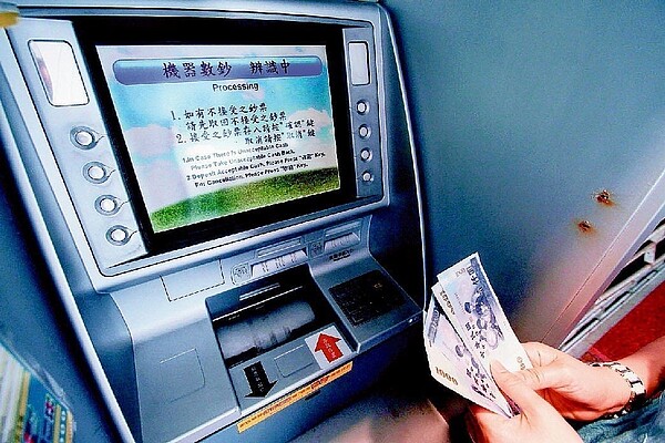 ATM交易總額突破9兆元,無現金社會路迢迢。