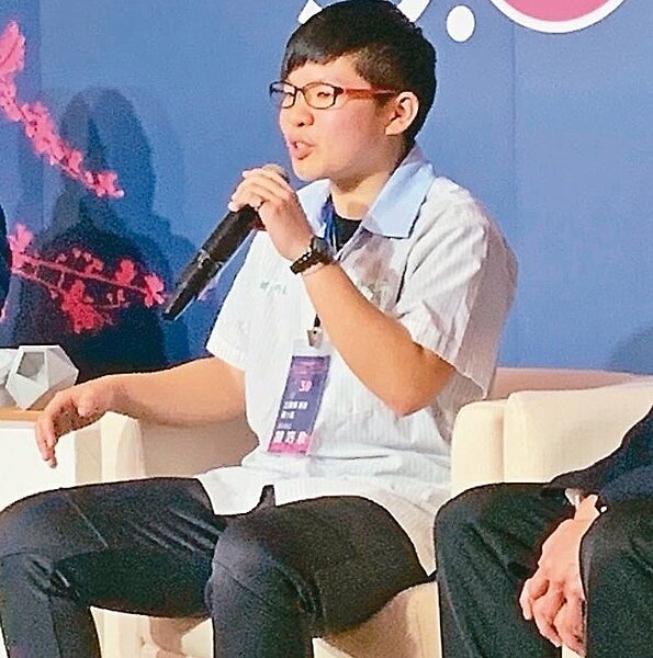 新北高工鑄造科三年級學生胡巧欣獲本屆全國技藝競賽鑄造職種金手獎第一名，大方和學弟妹們分享心路歷程。 記者魏翊庭／攝影