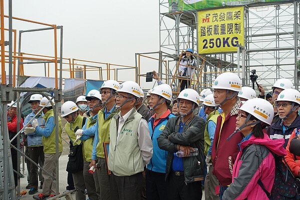 台南市勞工局今天舉辦職安觀摩,提醒營造等修繕工會志工,加強職場安全。圖/勞工局提供